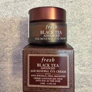 Fresh Black Tea Eye Cream in Rich Brown